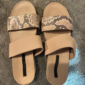 Kensie gently loved platform sandals